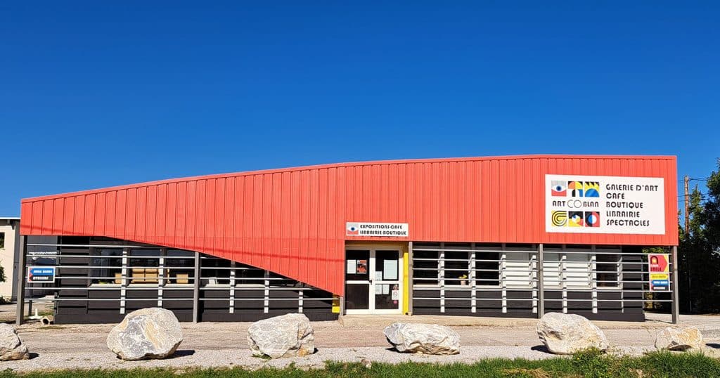 Artcoblan, espace culturel pluridisciplinaire à Blan 81700. Galerie d'art contemporain, boutique d'artisanat d'art, concerts, spectacles, café, librairie.