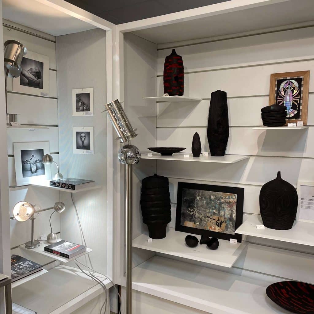 Sculptures bois de Drosah, luminaires de david Colomès